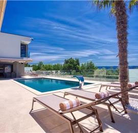 4-Bedroom Villa with heated pool and sea view, near Podstrana, sleeps 8